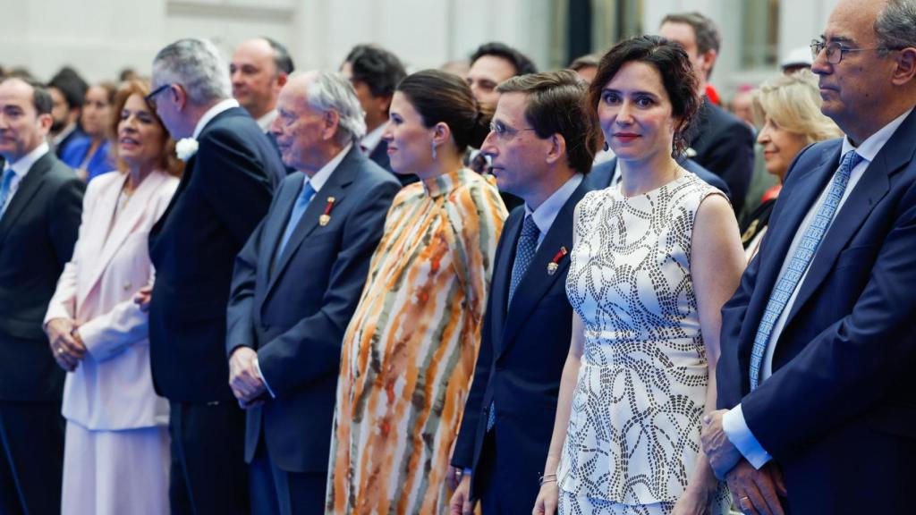 El alcalde de Madrid, junto a su mujer e Isabel Díaz Ayuso, en la entrega de las Medallas de Oro de Madrid.