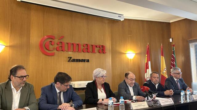 Carlos Abilio, tesorero de la Casa de Zamora; Julián Calvo, vocal de la directiva; Mari Luz Uña, presidenta de la Casa de Zamora; Enrique Oliveira, presidente de la Cámara de Comercio de Zamora; Jeremías Prieto, vicepresidente primero de la Cámara; y Francisco Javier Díaz, secretario general de la Cámara