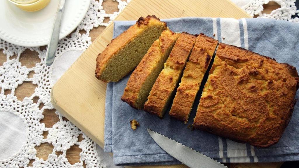 Rebanadas de pan servidas en una cocina