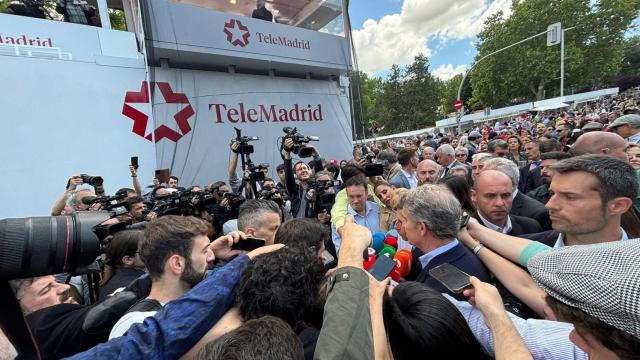 El presidente del PP, Alberto Núñez Feijóo, durante las declaraciones en la Pradera de San Isidro.