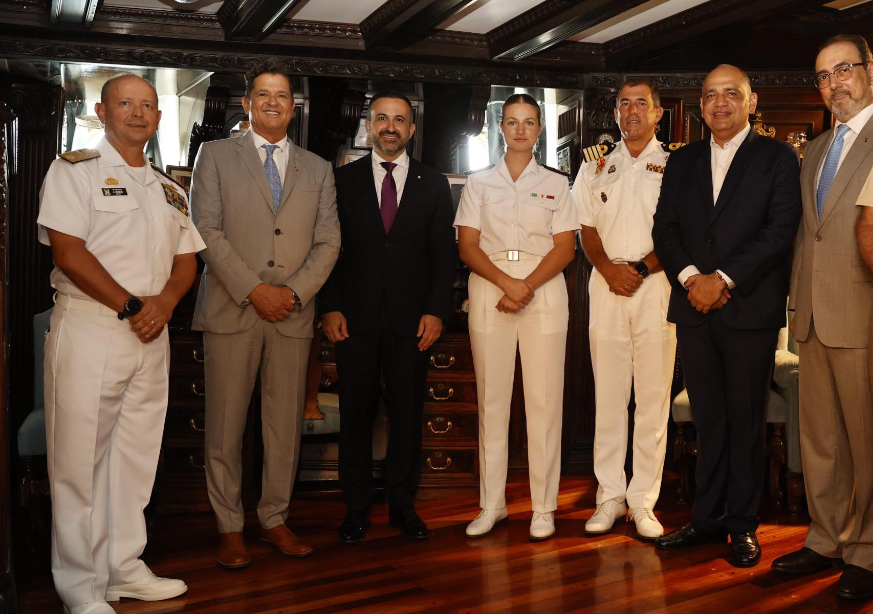 El cantante colombiano Carlos Vives; el embajador de España en Colombia, Santiago Jiménez; y la princesa de Asturias y heredera al trono de España, Leonor de Borbón, asisten a un almuerzo en el buque.