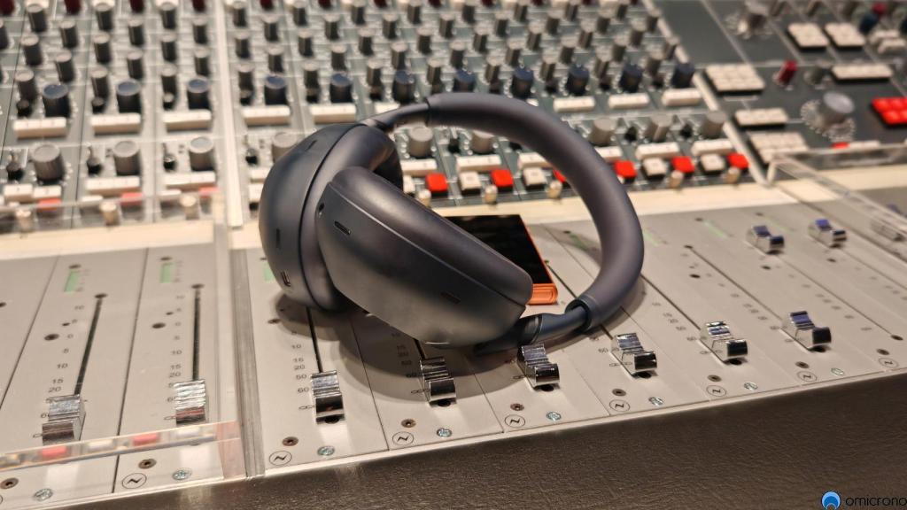 Sony WH-1000XM6.