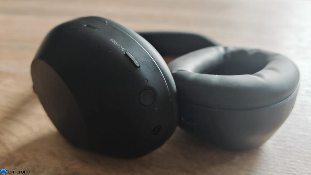 Sony WH-1000XM6.