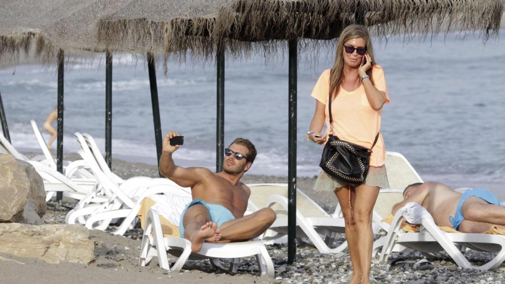 Darek, en la playa con Susana Uribarri, después de romper con Ana Obregón.