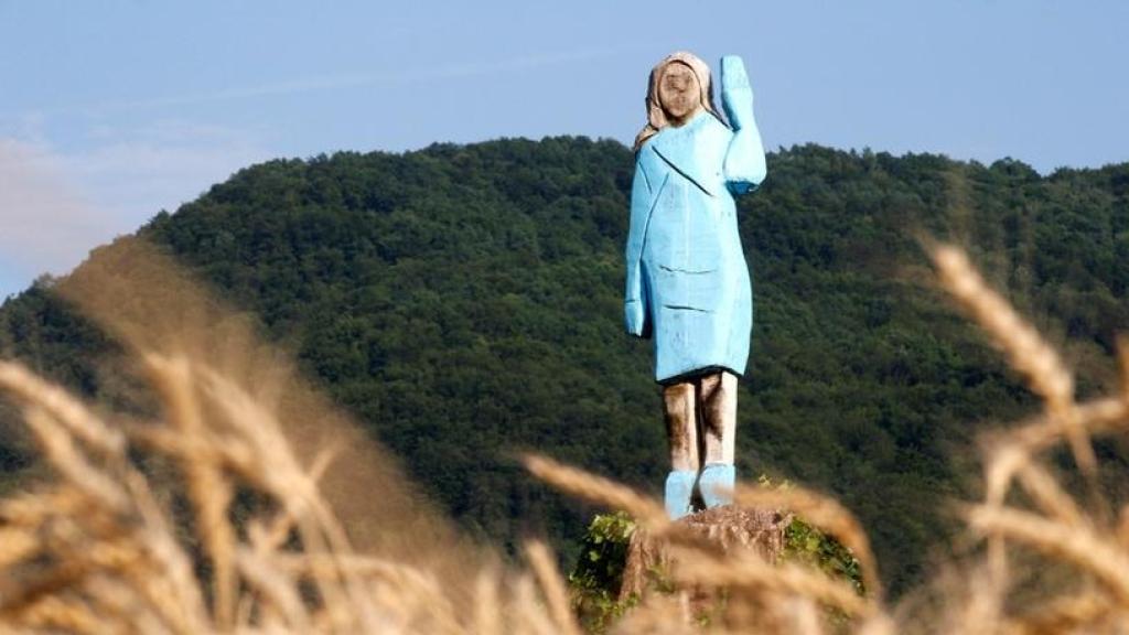 La primera escultura de Melania Trump hecha en madera cerca de su ciudad natal de Sevnica.