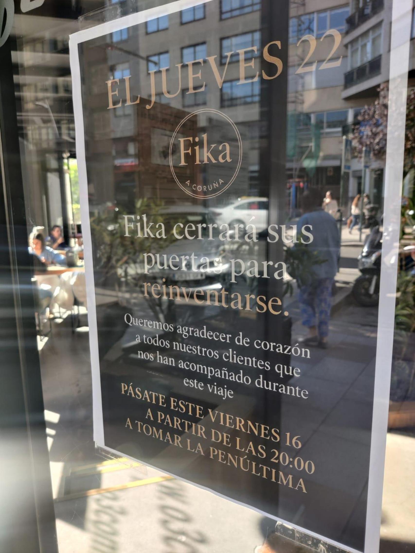 Cartel en la puerta del Fika anunciando el cierre temporal