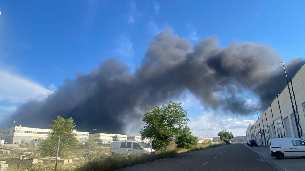 Incendio en una nave de la empresa RAEE S.L. en el PTR en Zaragoza