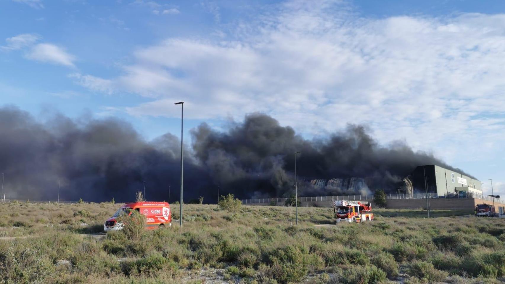 Aparatoso incendio en una nave de una empresa de reciclaje en un polígono en Zaragoza
