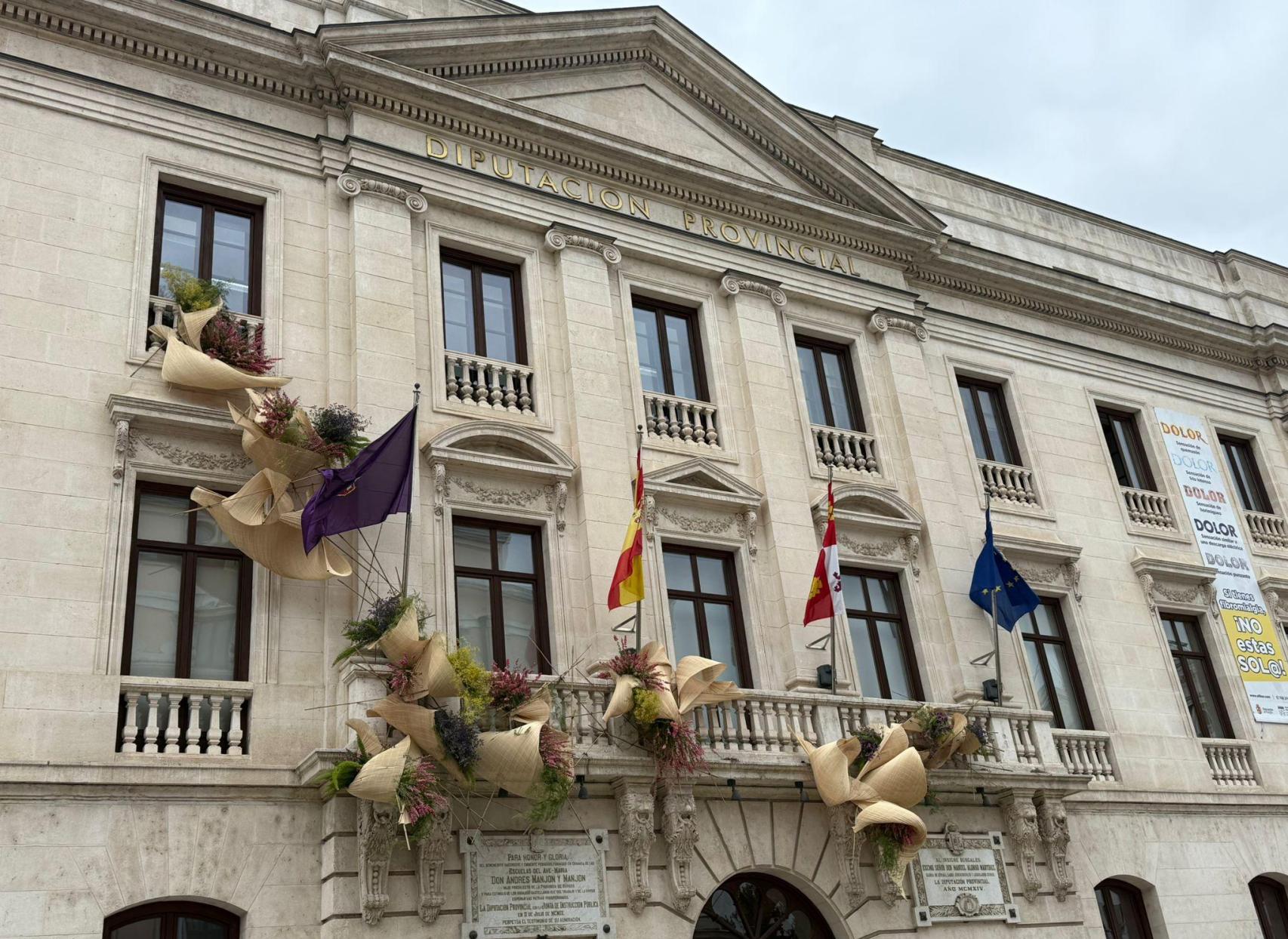 El edificio de la Diputación decorado con flores