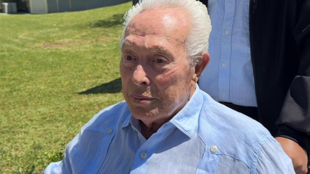 Curro Romero, saliendo del hospital, este último jueves 15 de mayo.