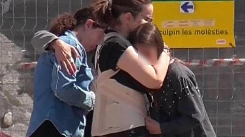 Carme Chaparro, abrazando a sus hijas, en Barcelona.