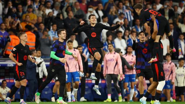 Los jugadores del Barça celebran el título de Liga tras el pitido final en Cornellá.
