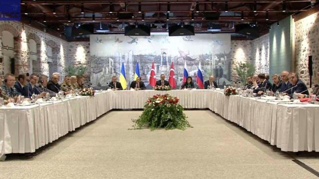 Los delegados de Ucrania y Rusia, reunidos en Estambul.
