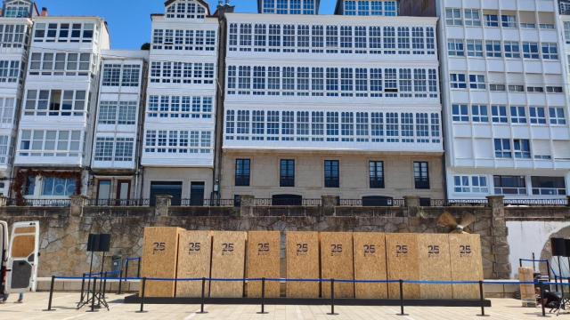 Técnicos preparan el escenario del Dépor para el acto de esta tarde en el Parrote de A Coruña