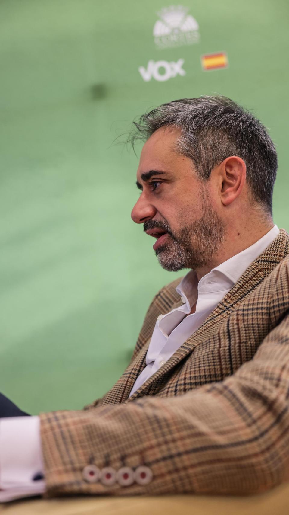 El portavoz de Vox en su despacho de las Cortes