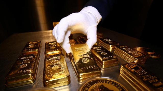 Lingotes y monedas de oro se apilan en la sala de cajas de seguridad de la compañía Pro Aurum en Múnich (Alemania).