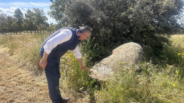 El concejal de Entorno Rural del Ayuntamiento de Talavera de la Reina, Gerardo Sánchez, junto al menhir megalítico derribado en Gamonal (Toledo).