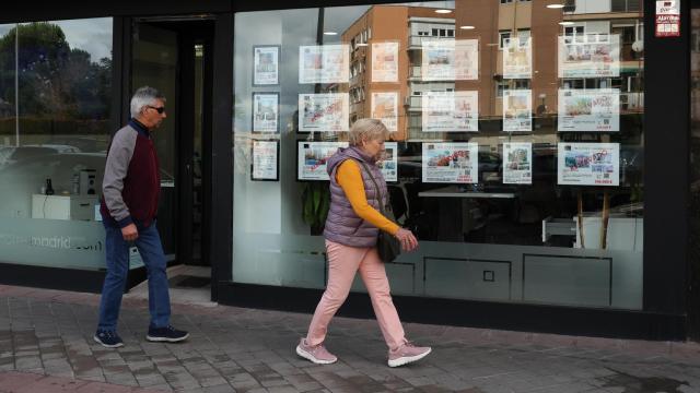 El escaparate de una inmobiliaria, en Madrid.