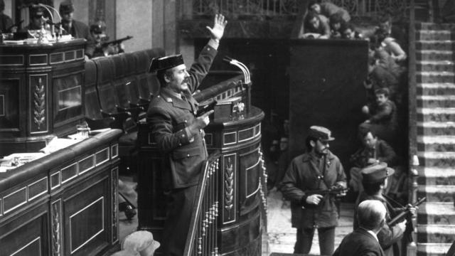 Antonio Tejero en el Congreso de los Diputados durante su intento de golpe de Estado el 23 de febrero de 1981.