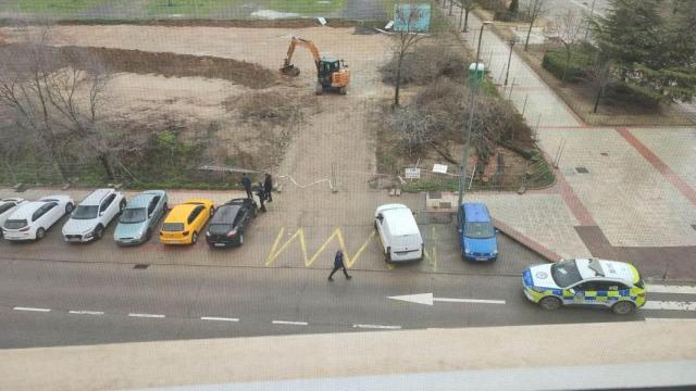 La parcela donde se está construyendo la nueva gasolinera en el barrio de El Soto de Móstoles.