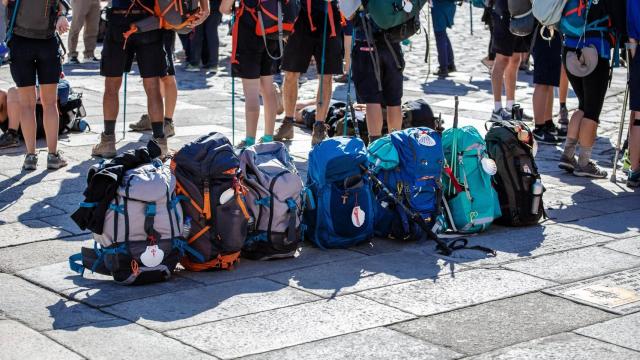 Mochilas de peregrinos en Santiago.