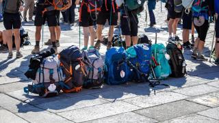 Mochilas de peregrinos en Santiago.