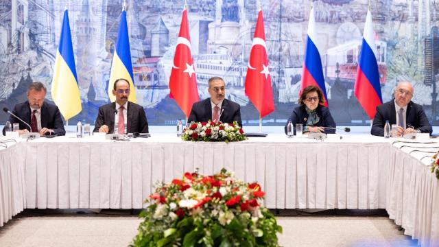 Reunión entre negociadores ucranianos y rusos en Estambul.
