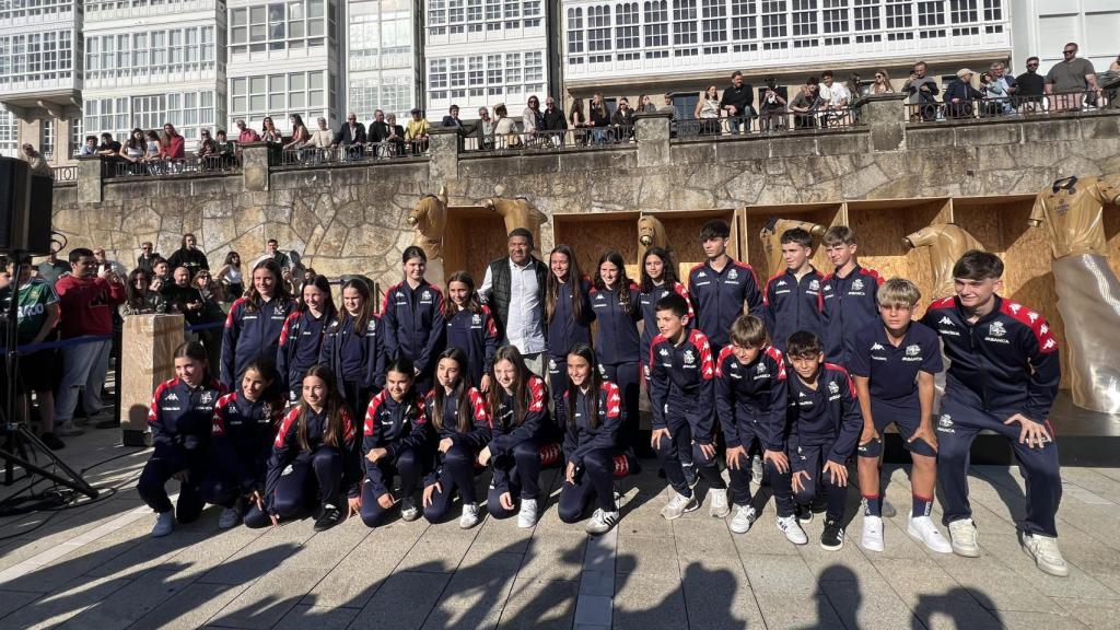 Donato junto a jugadoras y jugadores de la cantera del Dépor en el acto conmemorativo.