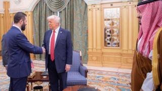 El norteamericano Trump y el sirio Al Sharaa, con el príncipe saudí como anfitrión.
