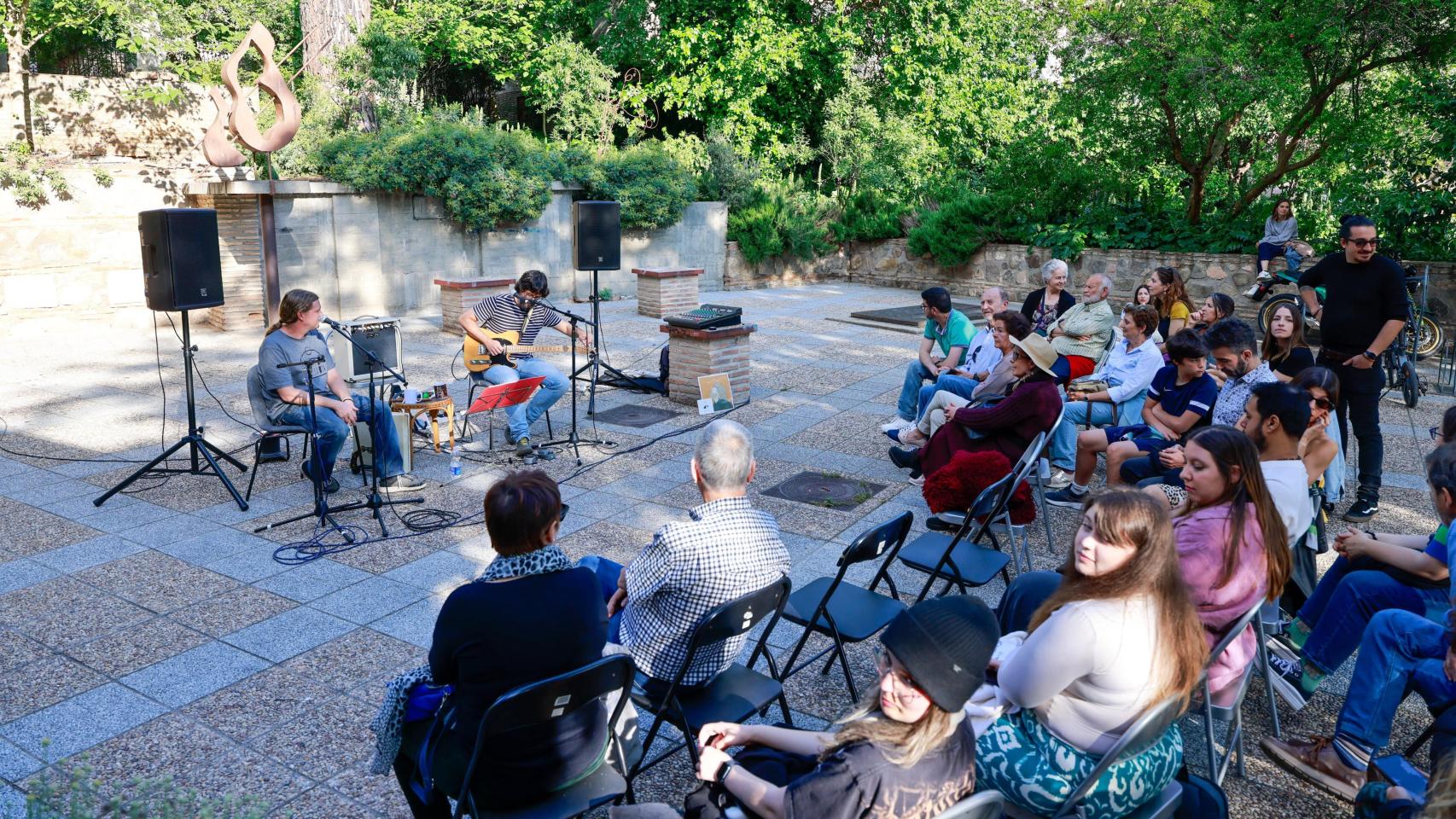 Folklore y rock and folk de proximidad: las fotos del pequeño concierto en el jardín de la Escuela de Arte de Toledo