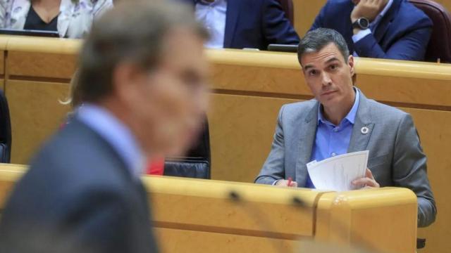Sánchez escucha a Feijóo, en un debate en el Senado celebrado en la pasada legislatura.