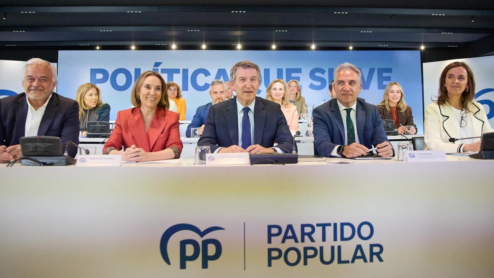 "El mundo cambió desde 2017 y al llegar Feijóo, la degeneración sanchista no era así": qué espera de su congreso la cúpula del PP