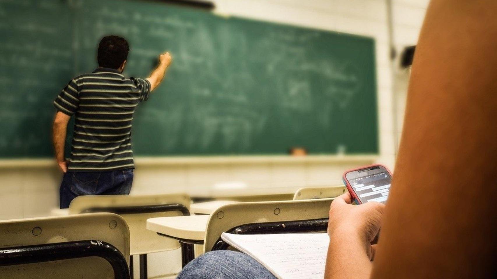 Imagen de archivo de un profesor de Secundaria en una clase.