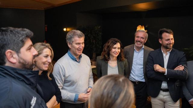 Fernando López Miras y María Guardiola junto a más dirigentes del Partido Popular.
