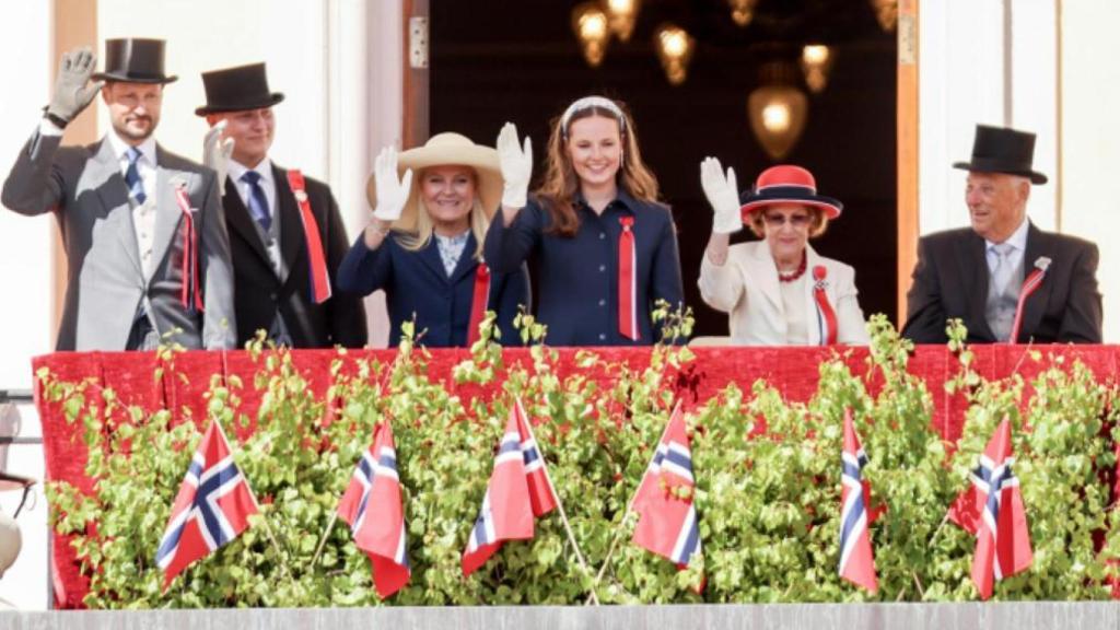 Toda la familia real, saludo desde el balcón en el día nacional de Noruega.
