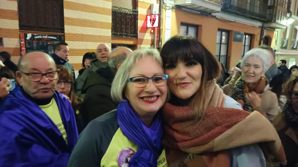 Montserrat junto a Rozalén cuando le enseñaron el baile que habían hecho con su canción