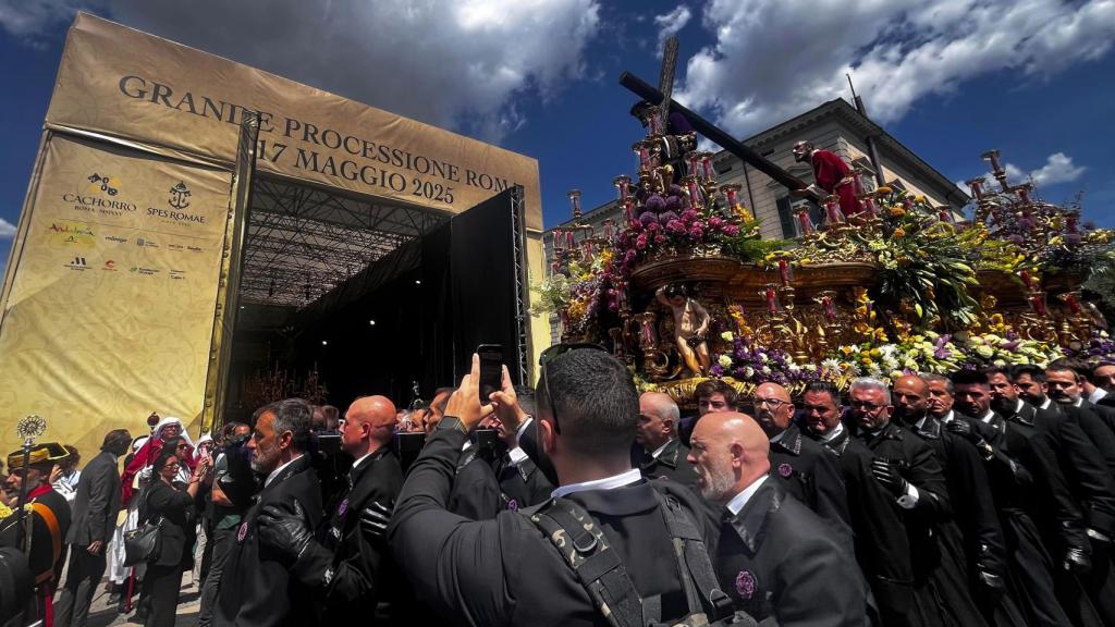 El Nazareno a su paso ante la nave en la que aguardaban 'El Cachorro' de Sevilla y la Esperanza de Málaga para salir a la procesión