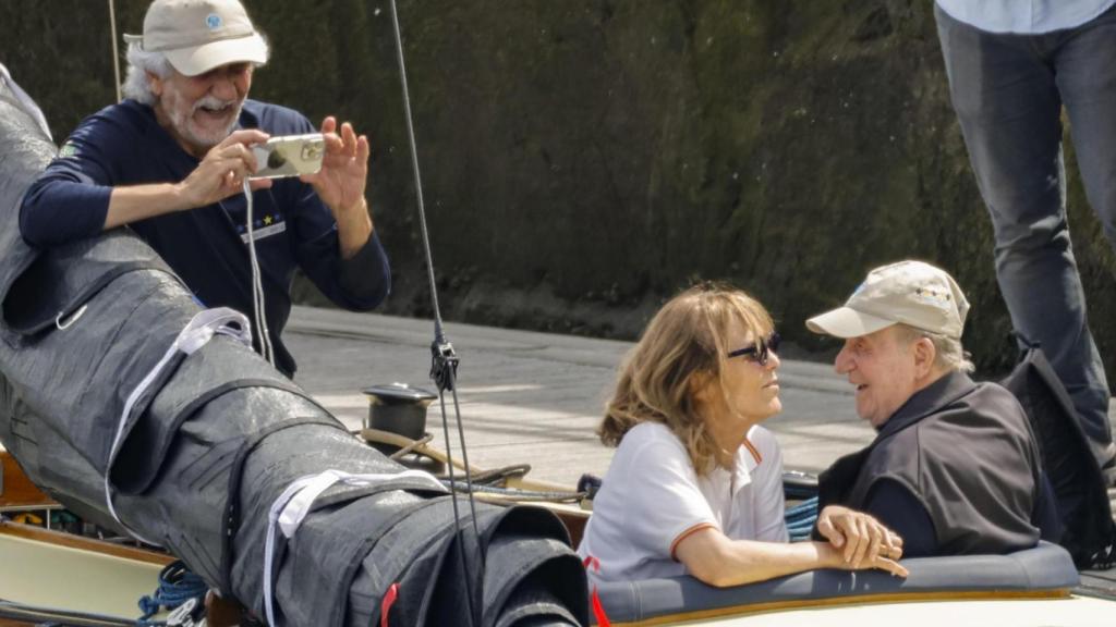El momento en que Juan Carlos se fotografia con la mujer de la tripulación del bribón.