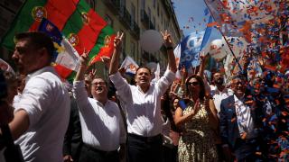 Luis Montenegro, primer ministro y líder del Partido Social Demócrata (PSD), hace un gesto durante un mitin de la coalición AD, antes de las elecciones anticipadas del domingo, en Lisboa, Portugal, el 16 de mayo de 2025.