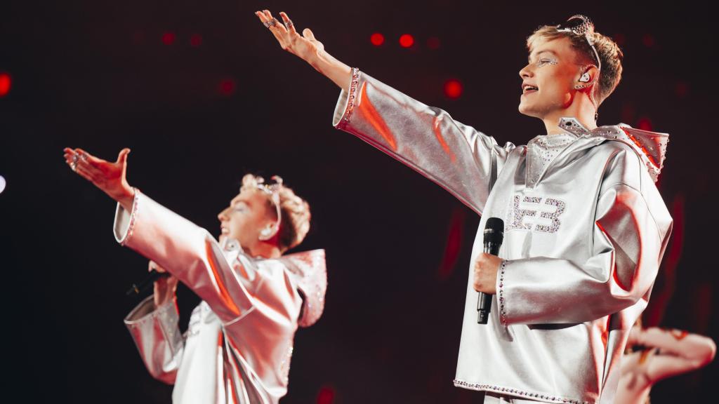 Væb en su actuación de la primera semifinal del 69 Festival de Eurovisión en Basilea.