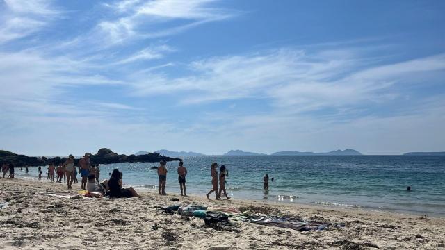 El buen tiempo lleva a los vigueses a las playas