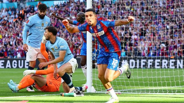 Daniel Muñoz celebra un gol, que después fue invalidado, en el partido.