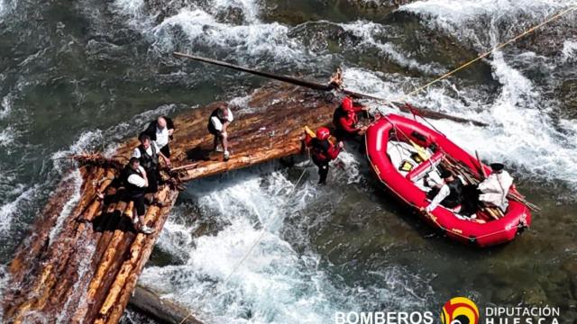 Grupo de Rescate Acuático en Superficie de la DPH interviene en el salvamento de una nabata de dos tramos en Aínsa