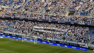 La grada de animación de La Rosaleda manda un guiño a María Santísima de la Esperanza