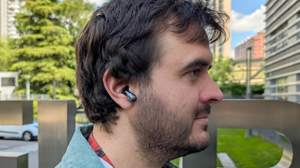 Los Huawei FreeBuds 6 en la oreja.