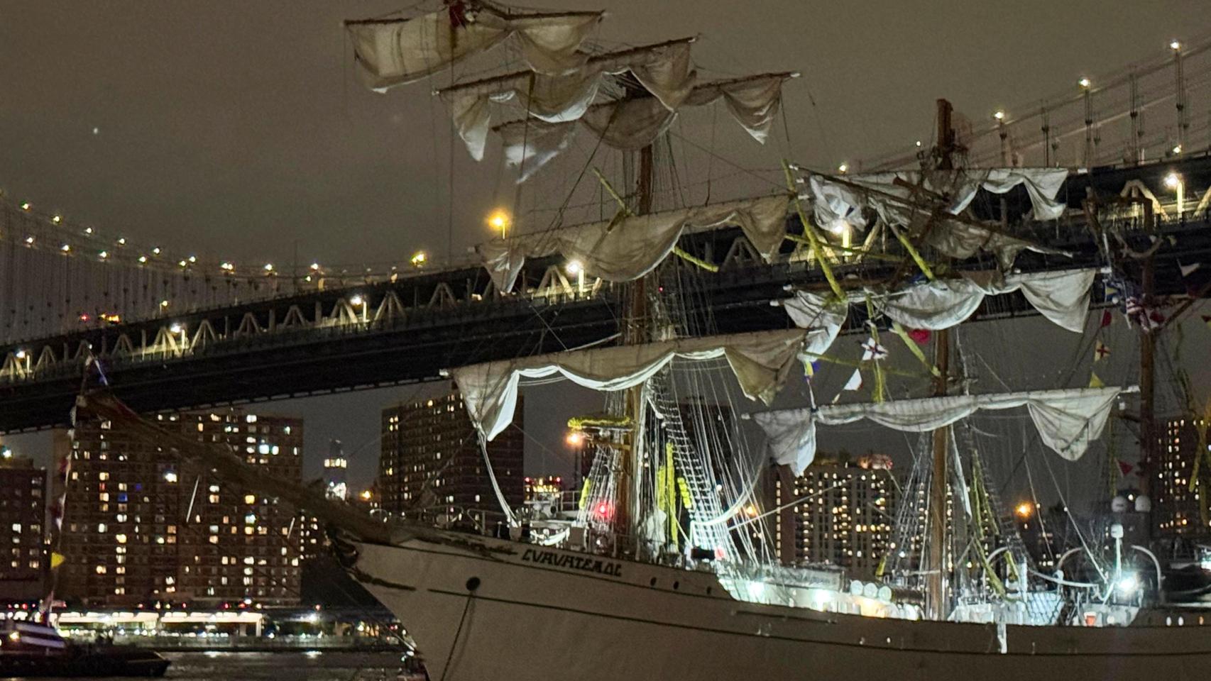 Mueren dos marinos tras estrellarse un buque de la Armada de México contra el puente de Brooklyn