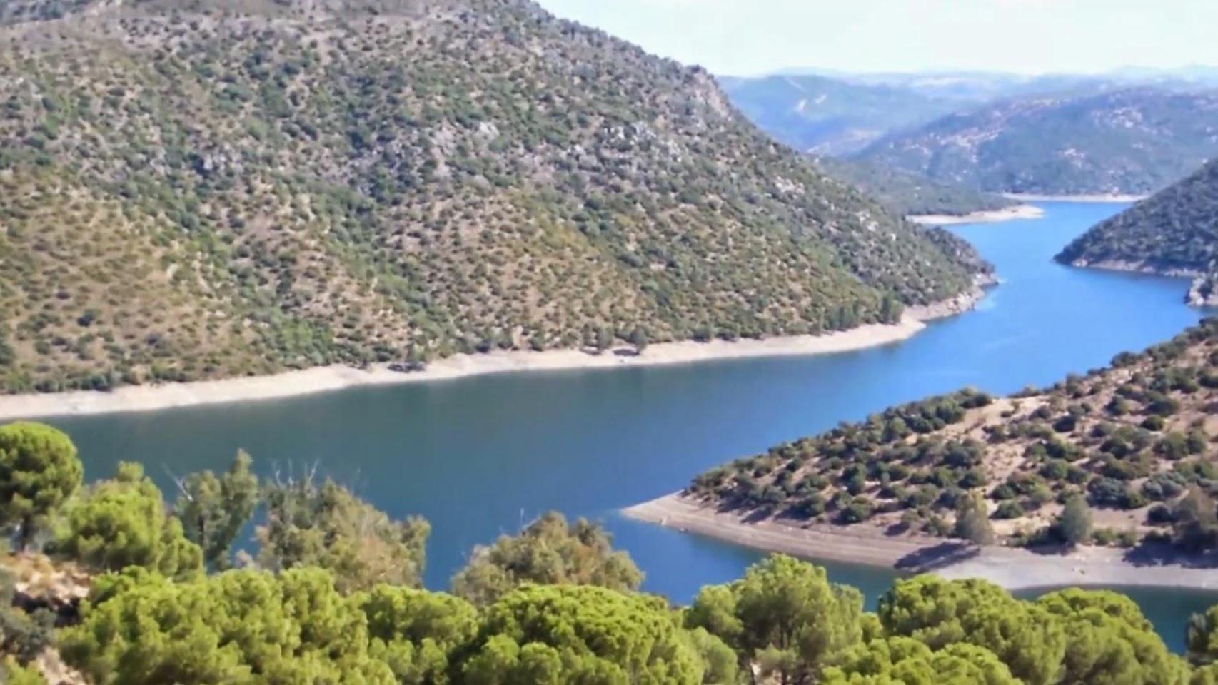 Buscan a una persona en el embalse del Jándula (Jaén) tras hundirse la barca en la que navegaba