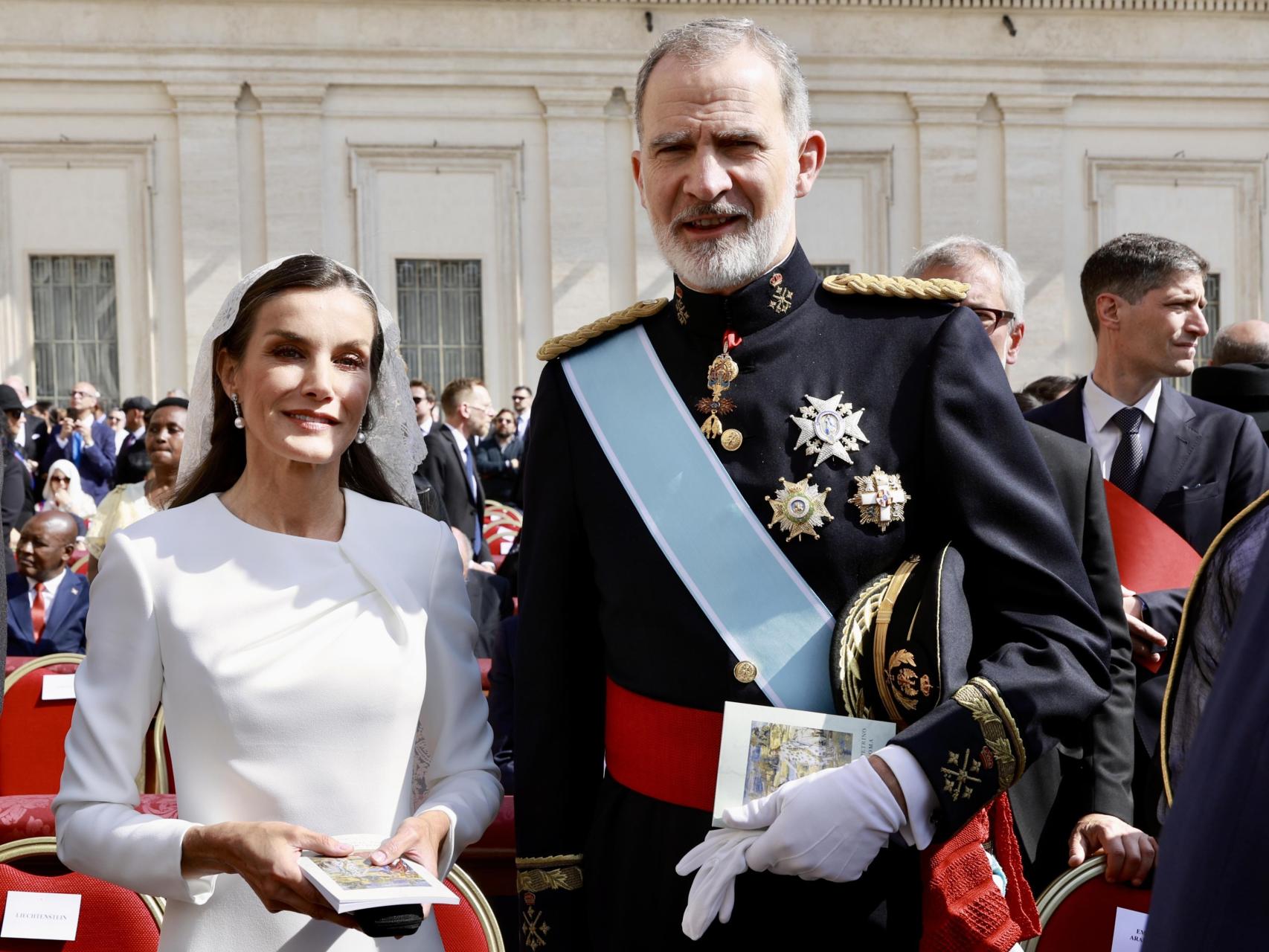 letizia-brilla-de-blanco-con-mantilla-y-perlas-en-el-inicio-del