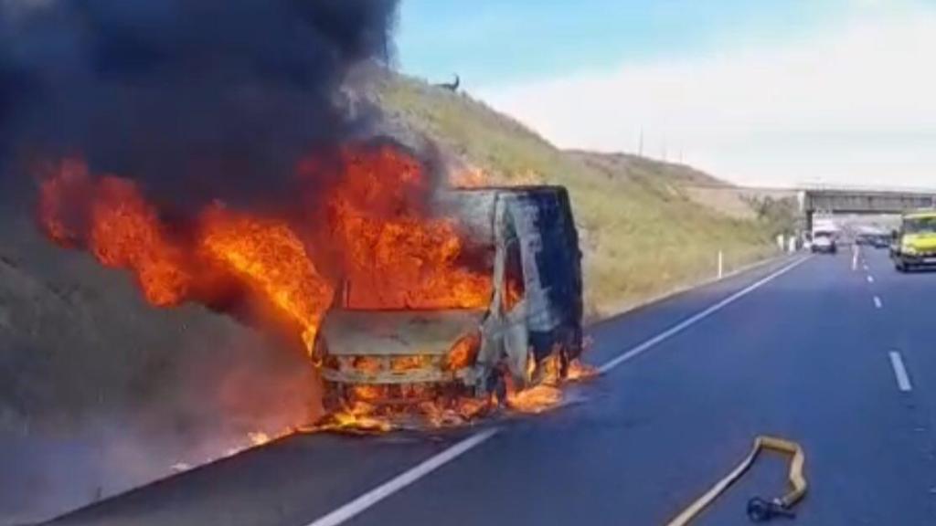 Vehículo ardiendo en la A-42. Foto: CPEIS Toledo.