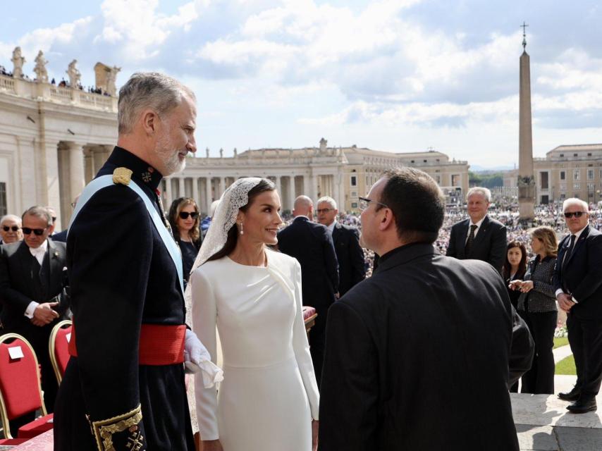 Felipe y Letizia han encabezado la delegación española en la misa por León XIV.